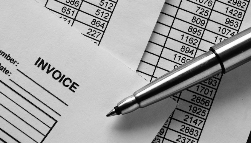 Image of a pen and invoice - SME late payment rules in the UK are likely to change